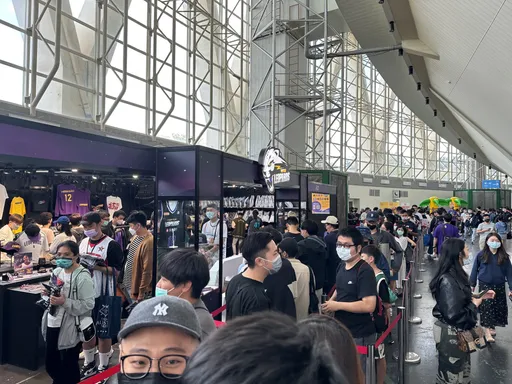 魔獸印鈔機！雲豹商品狂賣220萬破紀錄　第2天鐵粉還是繼續排