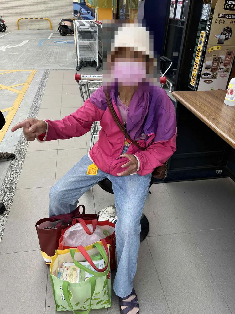 張女被警方攔下後，取出生鮮蔬果等贓物。民眾提供