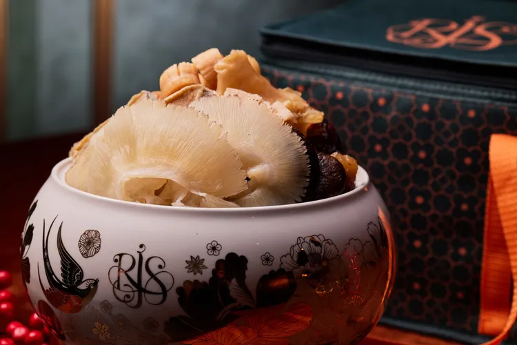 「閩南炖寶台式佛跳牆」匯聚各式好料於其中，2023/1/5前預訂，享早鳥優惠價4588元。業者提供