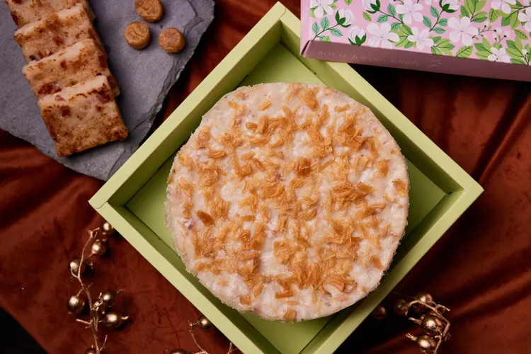 干貝蘿蔔糕售價每顆688元；另也可選擇「步步高昇雙糕禮盒」含干貝蘿蔔糕及椰香棗皇糕各一顆，售價1388元。業者提供