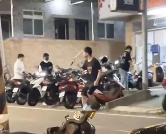 砸店不成快閃。翻攝《社會事新聞影音》