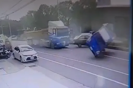 砂石車撞殺!轎車失控噴對向車道 驚悚影片曝光