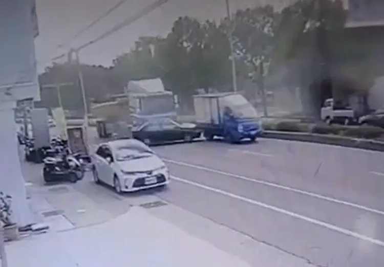 黑色自小客遭左側砂石車擦撞後，失控撞上左前方貨車。讀者提供