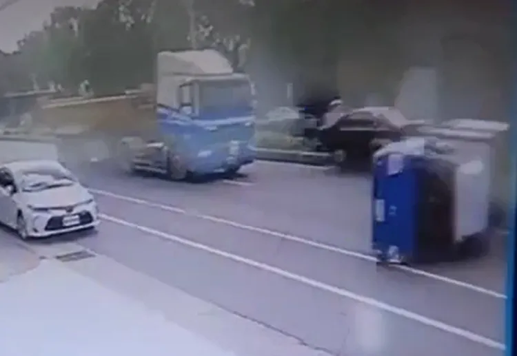 自小客失控撞上貨車後飛越分隔島，貨車也失控翻覆。讀者提供