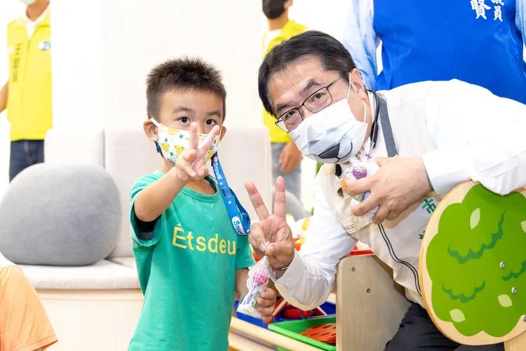 黃偉哲主張，建構友善的公共化育兒環境很重要。市府提供