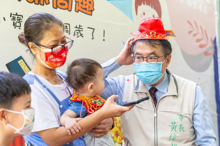 黃偉哲認為，公共化托育環境是當務之急。市府提供