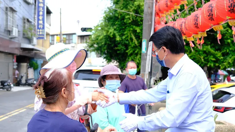 謝龍介提出65歲以上長者健保全額補助。謝龍介提供