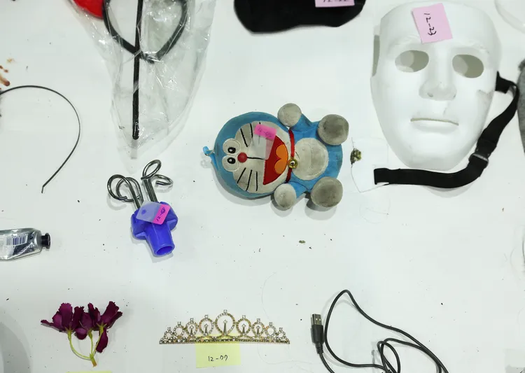 面具、髮飾、髒臉娃娃。路透社