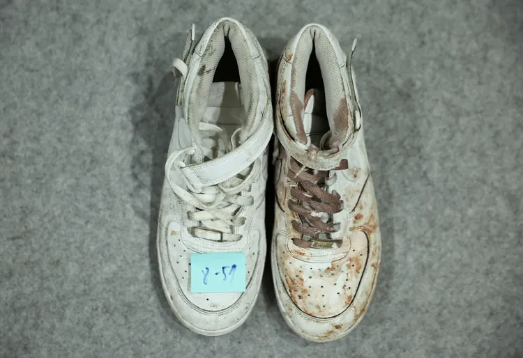 沾了血的白鞋。路透社