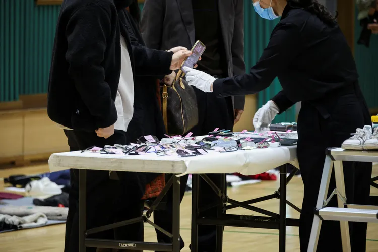 死者親人到場想找到孩子的手機，令人鼻酸。路透社