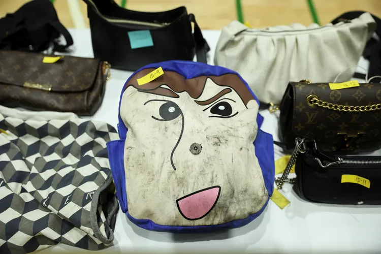 現場找到124個包包，卻甚少失主來認領。路透社