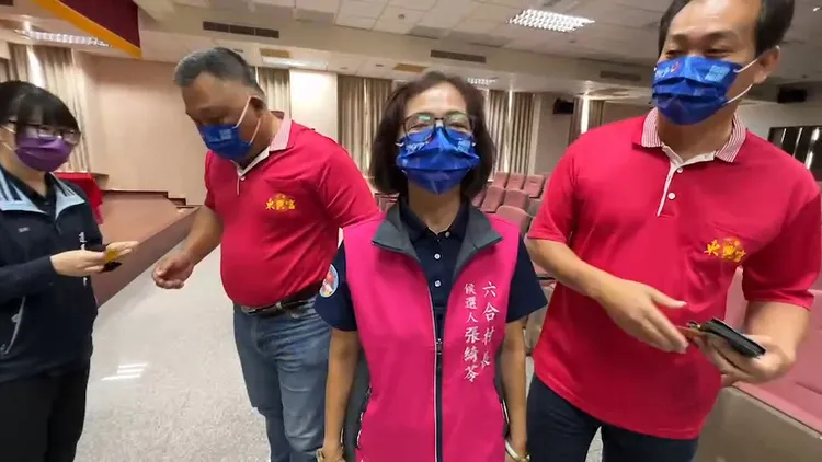 張綺苓(中)眼眶泛紅直說心情緊張。魏嘉良攝