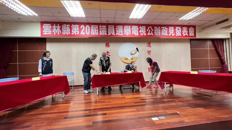 六合村張綺苓中籤當選村長，大鬆口氣鞠躬感謝現場工作人員。魏嘉良攝