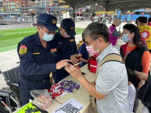 基隆國門廣場假日辦活動 警方組團宣導反詐騙