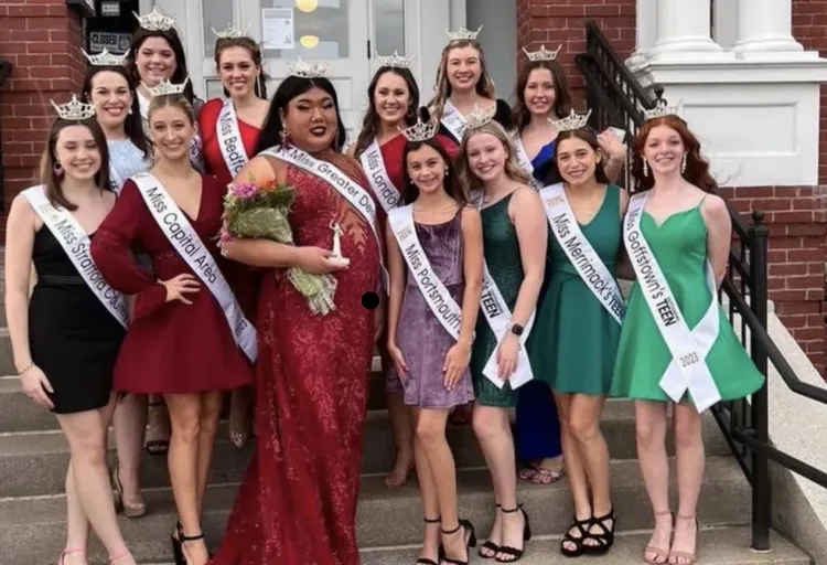 阮男(紅色晚禮服)。美國YAHOO