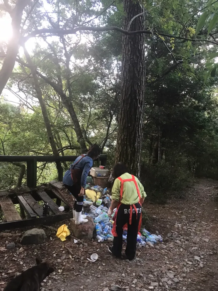 居民自行將瓶罐踩扁放入大的塑膠袋內。李陳信得攝