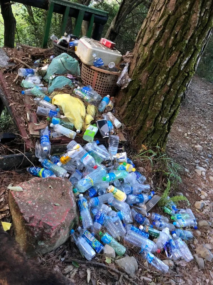 馬崙山斯可巴步道上被丟棄的瓶罐成了一堆小山。李陳信得攝