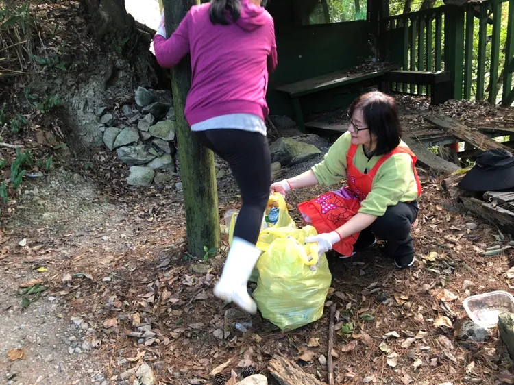 居民用力將瓶罐踩扁方能將全部清下山。李陳信得攝