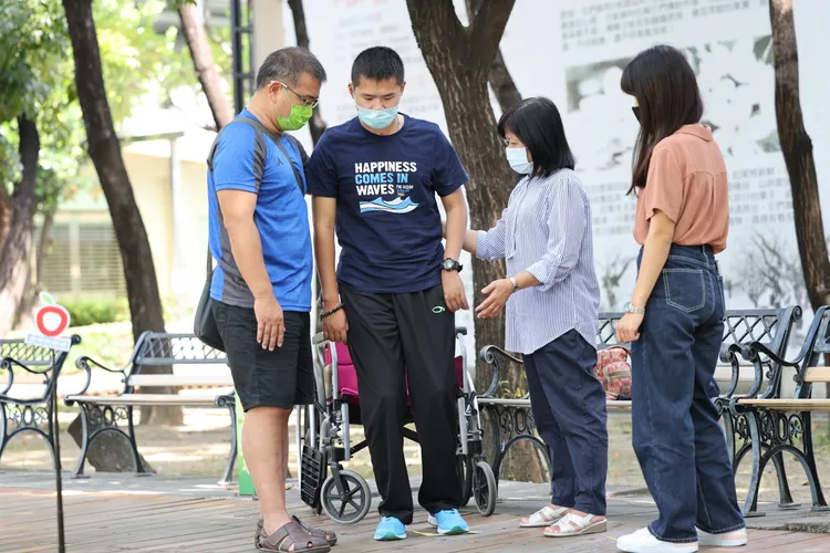 秦家人陪伴秦良丰進行短暫的行走。侯昌騰攝