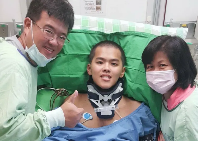 秦良丰第一次拔掉呼吸器，練習自主呼吸，爸媽陪伴他身邊。秦爸爸提供