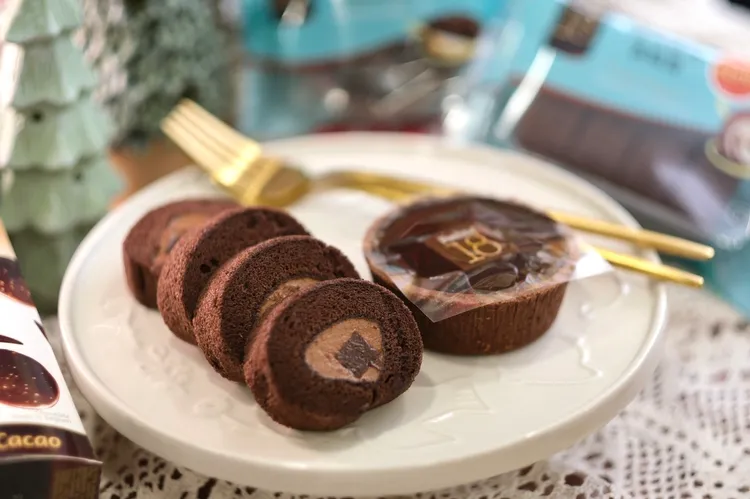 Feeling18巧克力塔/生巧克力蛋糕捲，售價55元/個。陳志淵攝