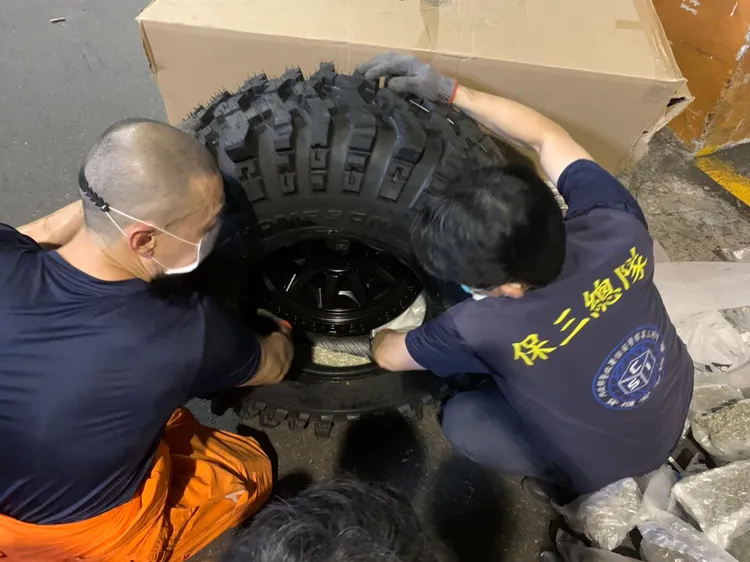 專案小組於輪胎內發現夾藏的大麻花。翻攝畫面