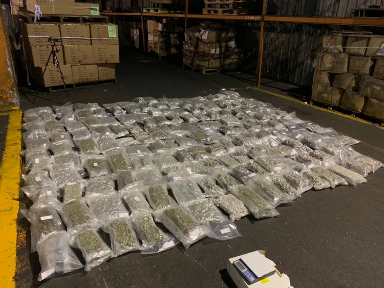 輪胎內一共夾藏168包大麻花。翻攝畫面