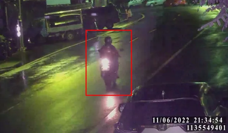 鄭男騎著偷來的紅牌重機（紅框）。翻攝畫面