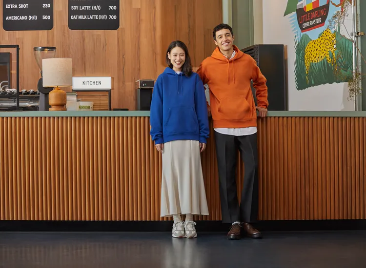 休閒連帽上衣，原價790元，特價590元，即日起-11/11。業者提供