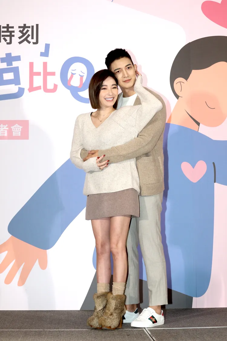 新婚夫妻十分恩愛。陳明中攝