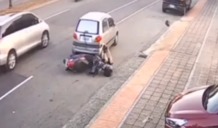 洪姓騎士撞上無停車輛，整個人呈現倒栽蔥慘摔落地。翻攝影音社團社會事小饅頭