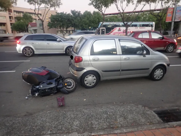 自小客將車輛停在慢車道上，導致後方機車閃避不及撞上。讀者騎士