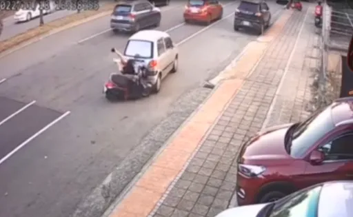 亂停車害男騎士倒栽蔥慘摔骨折　痛痛影片曝光