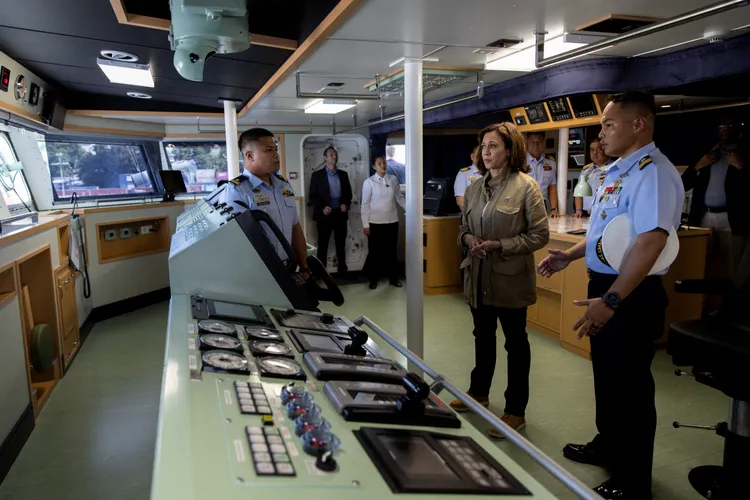 賀錦麗登上菲律賓海巡船艦後說，「美國以及國際社會與這個區域的未來休戚相關」。路透社