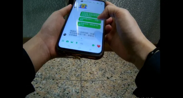 陳女出示和詐團的對話。讀者提供