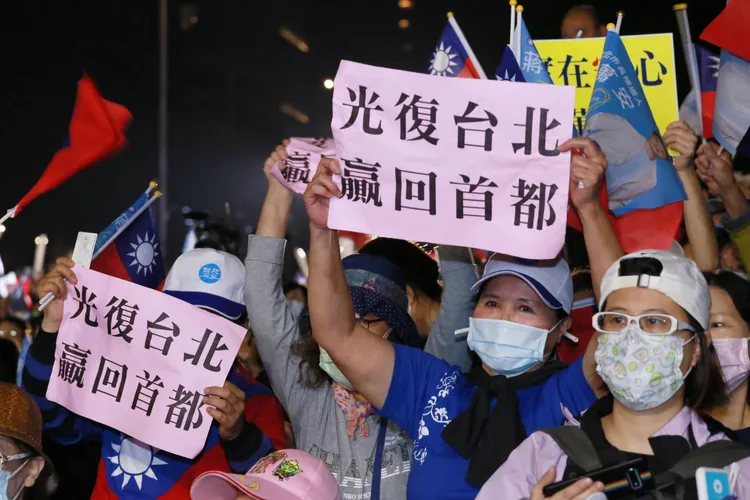 蔣萬安支持者高舉「光復台北、贏回首都」手牌。朱世閎攝