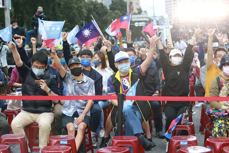 現場民眾得知票數領先，開心地揮舞旗幟。朱世閎攝