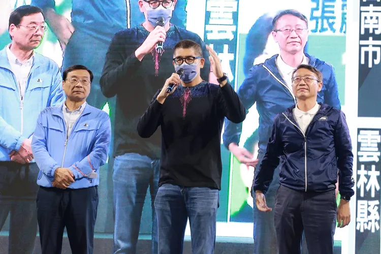 連勝文說「藍色狂潮衝垮民進黨用謊言跟貪婪建構的第一道高牆」。朱世閎攝