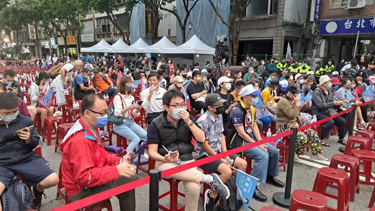 蔣萬安競總現場陸續湧入民眾。朱世閎攝