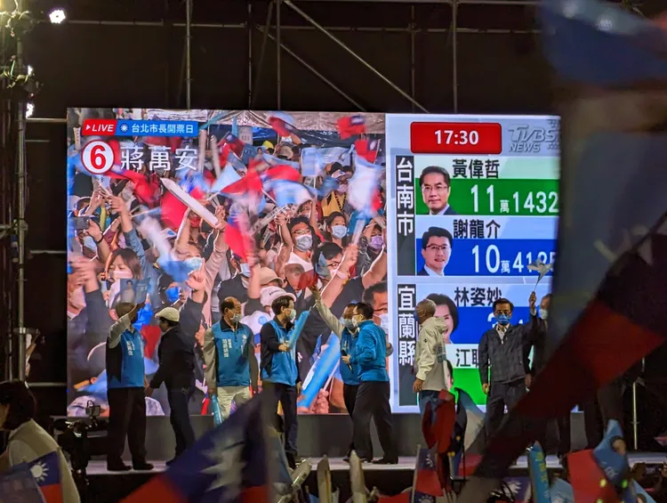 蔣萬安相關後援會會長在台上頻喊「我們勝選了」。蘇柏銓攝