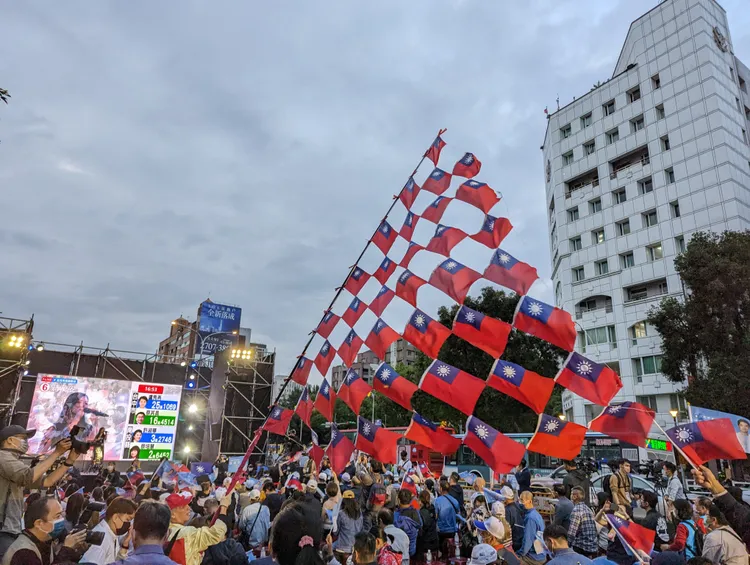 國民黨支持者興奮揮舞超大國旗。蘇柏銓攝