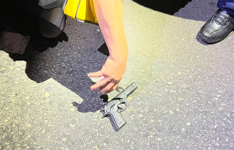 現場查扣的玩具手槍。大園警分局提供