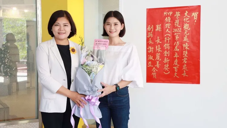 張麗善貼紅榜祝賀陳璧君獲選百大經理人。雲縣府提供