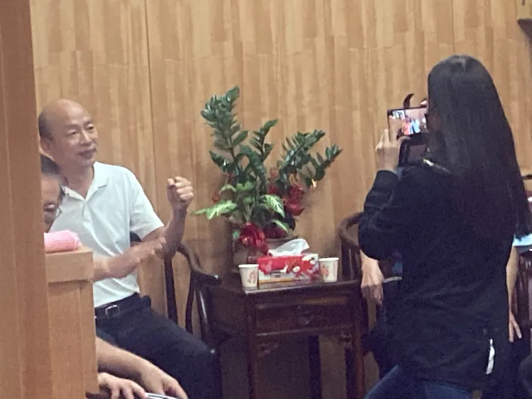 韓國瑜參拜完闢室密談。陳宏銘攝