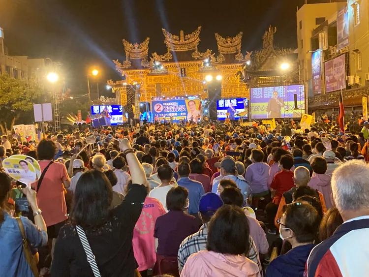 東隆宮前面擠滿了支持者。陳宏銘攝