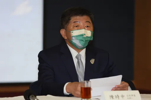 「時指緊扣」美魔女學妹! 陳時中:這是公開場合適當的表達禮貌