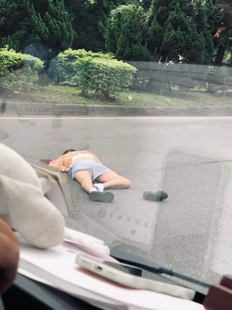 陳女自陸橋墜落至路面上。翻攝自臉書社團「爆料公社」