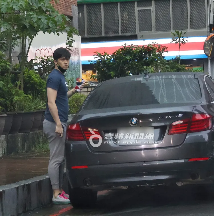 徐新洋將車違停在東區巷弄紅線上。特勤中心攝