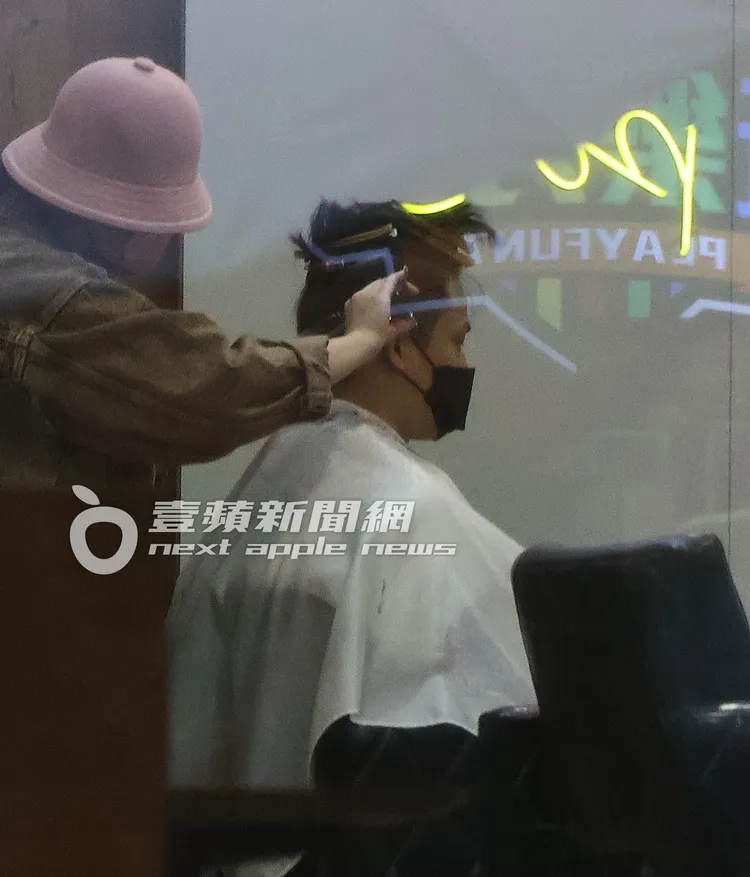 徐新洋進髮廊後開始由設計師幫修剪頭髮。特勤中心攝