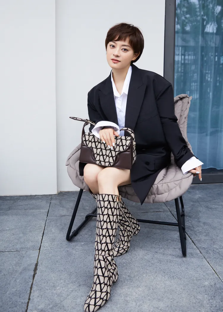 身為VALENTINO代言人的中國女星孫儷，演繹Toile Iconographe V標誌系列系列呈現的率性態度。品牌提供